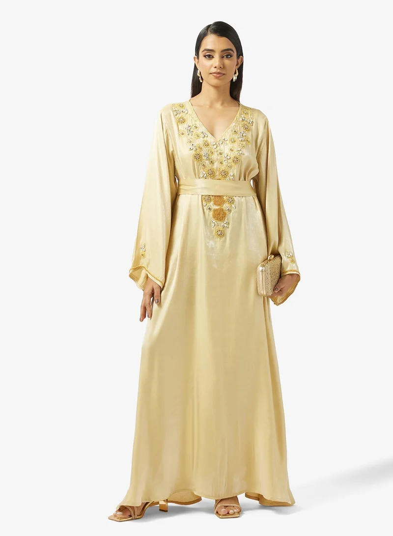 هيا كلوزيت جلابية مطرزة بالزهور مع حزام